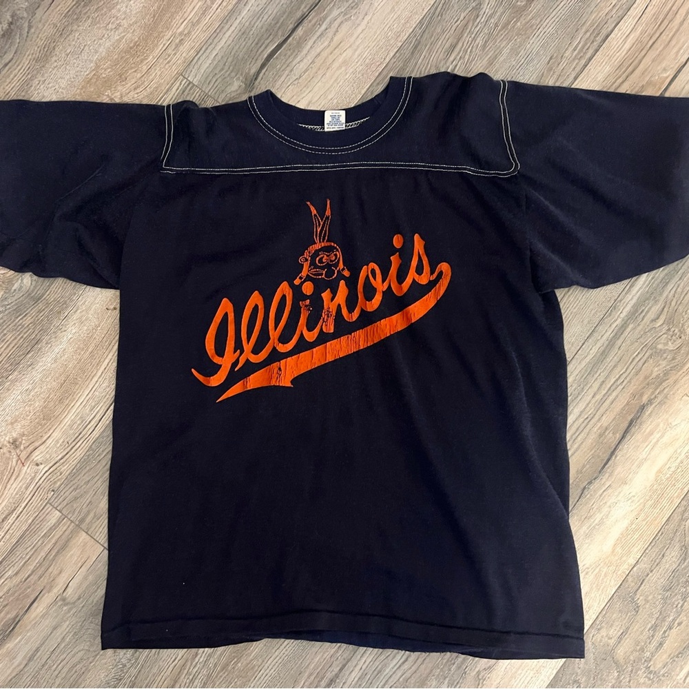 RARE VINTAGE Fighting Illini cartoon Chief shirt. Large.